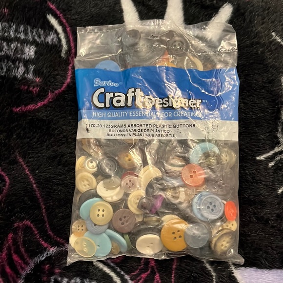 125 GRAMS ASSORTED PLASTIC BUTTONS. - Picture 3 of 9